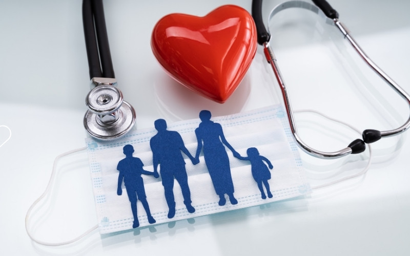 Ilustração de uma familia e ao lado um coração. Simbolizando o cuidado com a saúde da familia